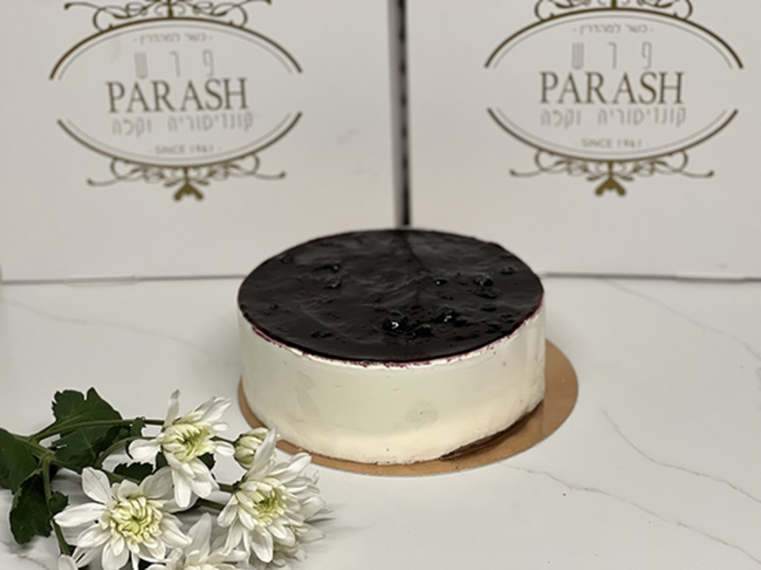 Cold cheese mousse cake and blueberries