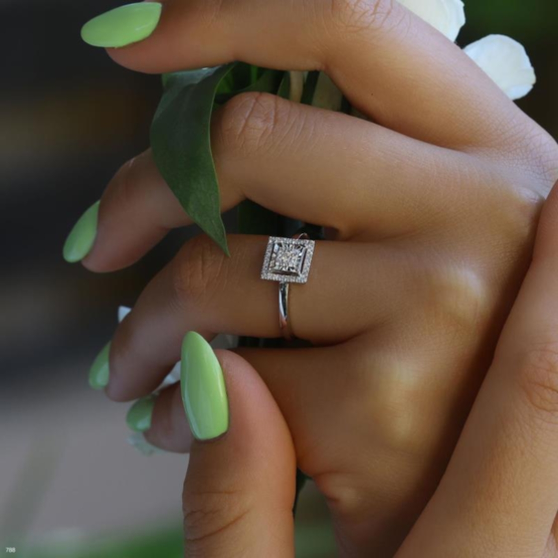 טבעת יהלומים מרובעת גלורין