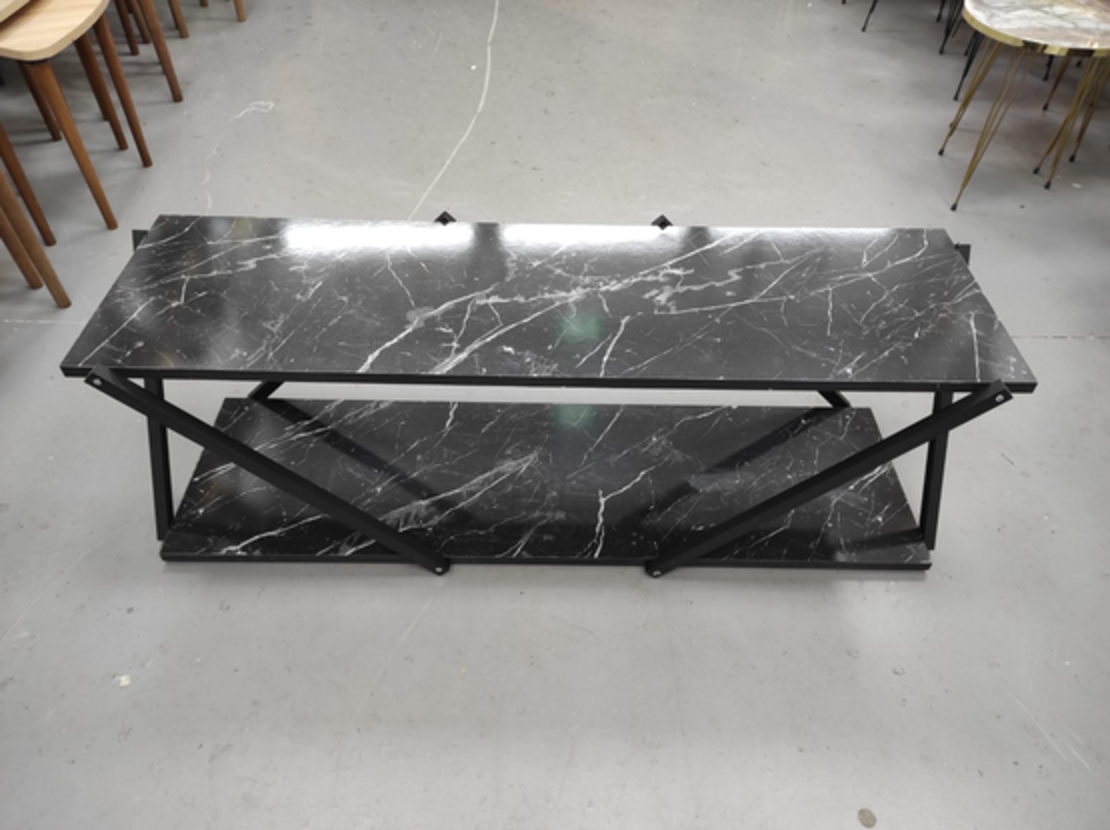 שולחן יחיד ארוך- צבע שחור עם פסים לבנים