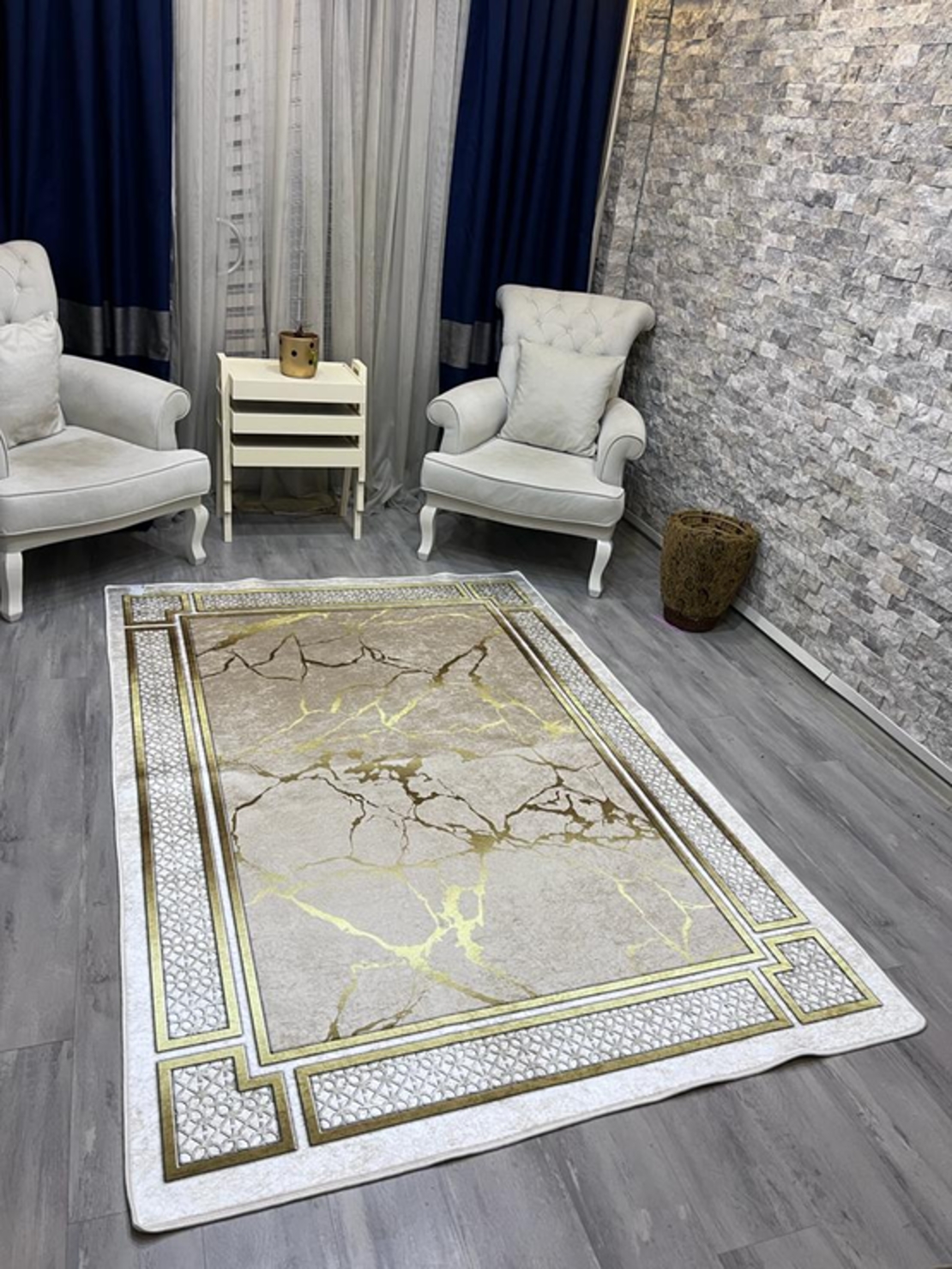 היישר מהיבואן - שטיח לבן עם ברקים זהב