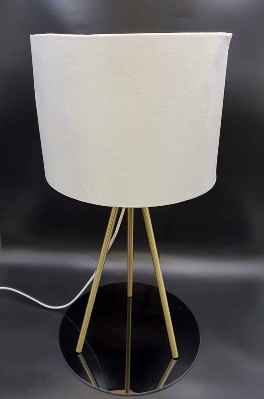 מנורת שולחן-לחדר אהיל לבן רגל מזוהבת